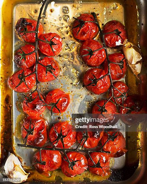 roasted vine tomatoes in roasting tin - tomate stock pictures, royalty-free photos & images