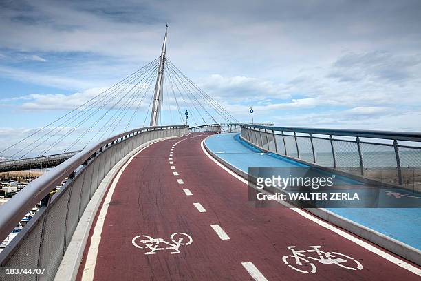 pedestrian and cycle bridge in pescara, abruzzo, italy - cykelbana bildbanksfoton och bilder