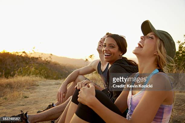 friends enjoying hillside - sportswear 個照片及圖片檔