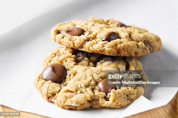 oatmeal chocolate chip cookies - chocolate chip stock pictures, royalty-free photos & images