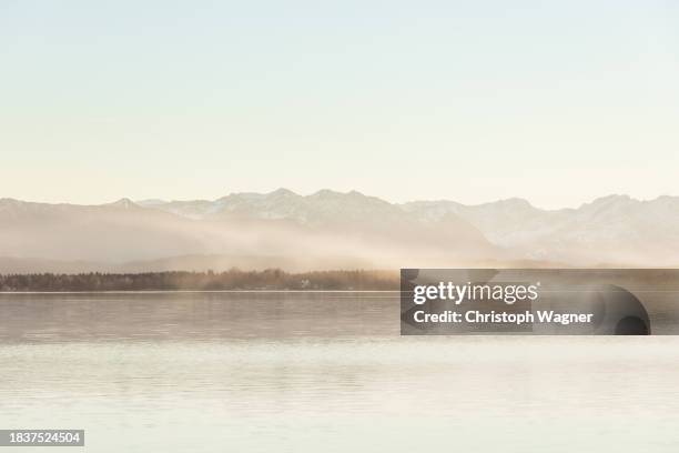 nebel und see - tirol nebel stockfoto's en -beelden