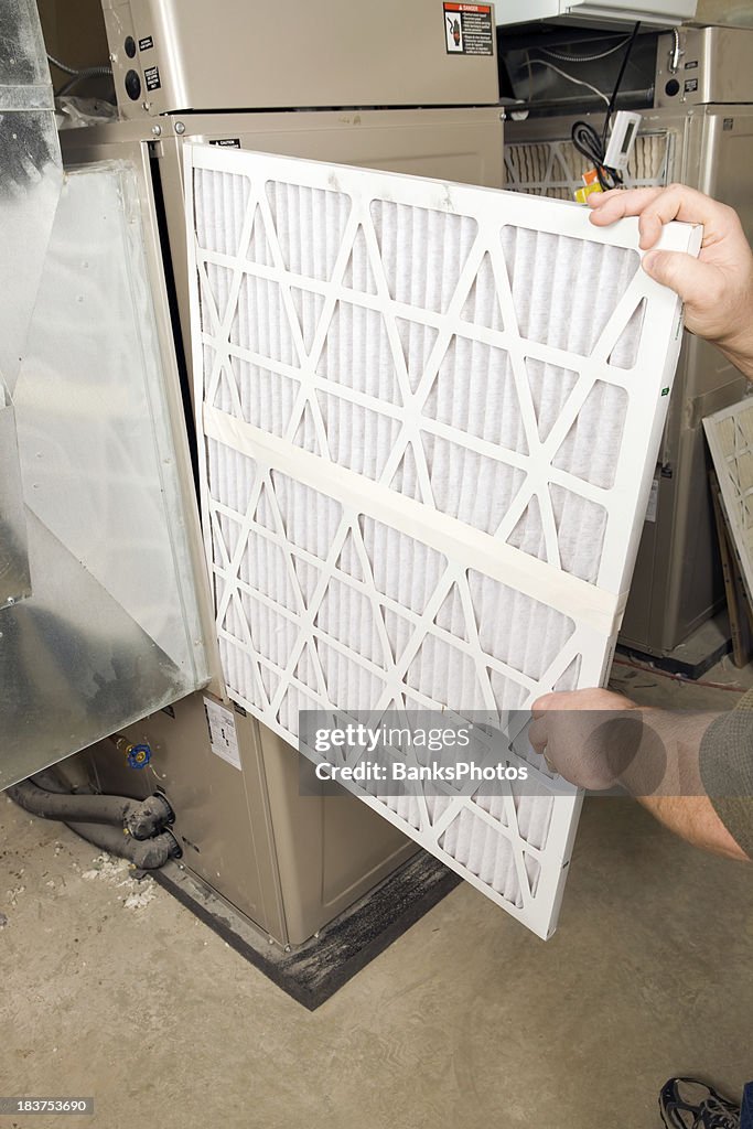 Männliche Hände Veränderung großen Plissierte Ofen Air Filter