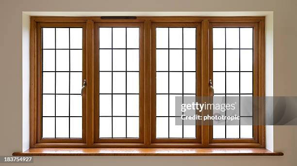 ventanas de caoba vidrio de plomo - marco de ventana fotografías e imágenes de stock