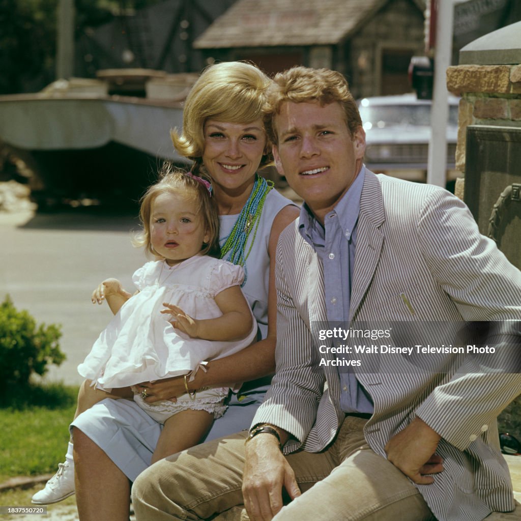 Joanna Moore, Ryan O'Neal, Tatum O'Neal at home during the making of