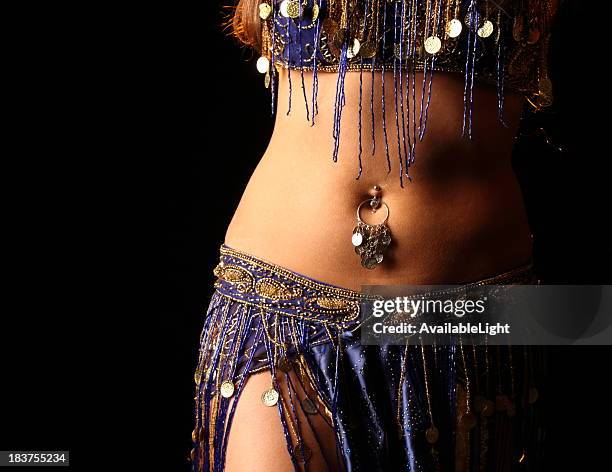belly dancer's piercing - belly dancer stockfoto's en -beelden
