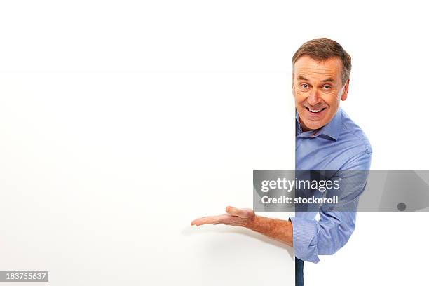 hombre maduro aislado sobre fondo blanco de retención - mirar alrededor fotografías e imágenes de stock
