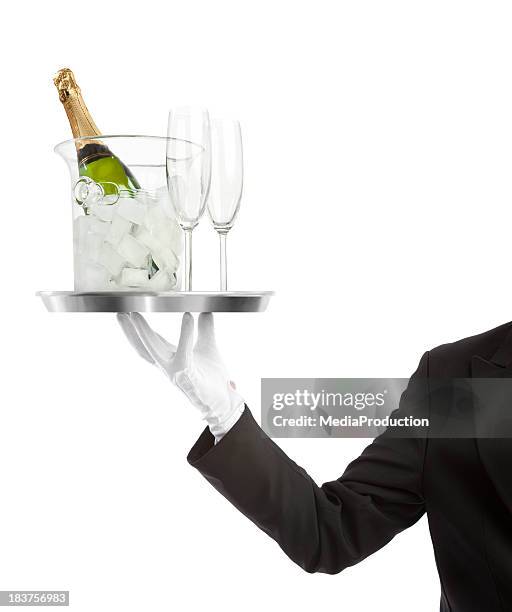 garçom carregando uma garrafa de champanhe com taças de champanhe - garçom - fotografias e filmes do acervo