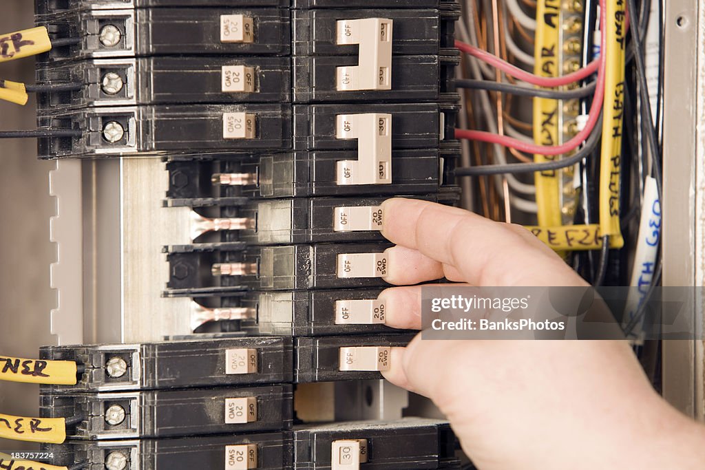 Elektriker der Hand Drehen auf der Circuit Breakers