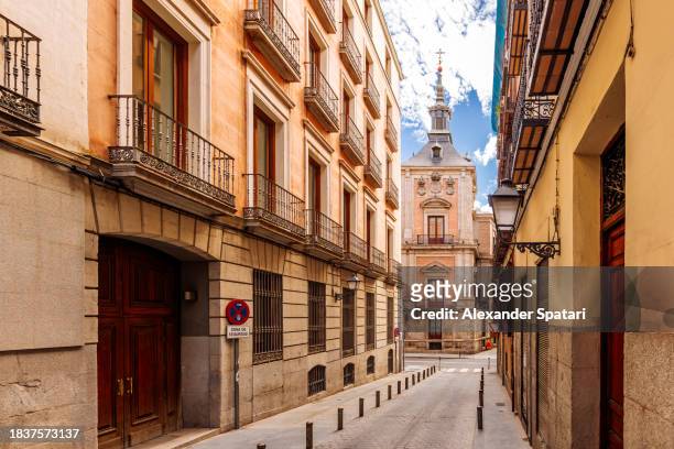 street in madrid with casa de la villa city hall historic building, madrid, spain - madrid palace stock pictures, royalty-free photos & images