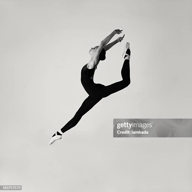 salto bailarín de ballet moderno - bailarín fotografías e imágenes de stock