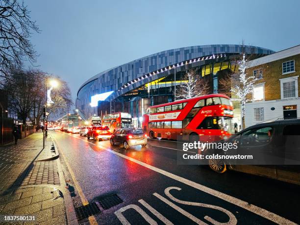 tráfico en el exterior del nuevo estadio del tottenham hotspur en londres, reino unido - tottenham londres fotografías e imágenes de stock