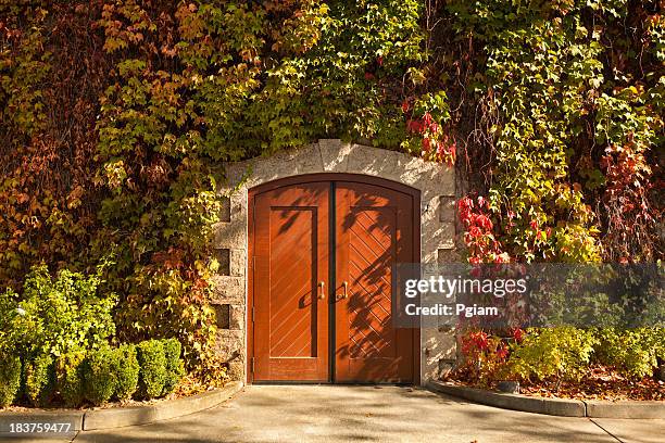 秋のブドウ園の出入り口 - ソノマ郡 ストックフォトと画像