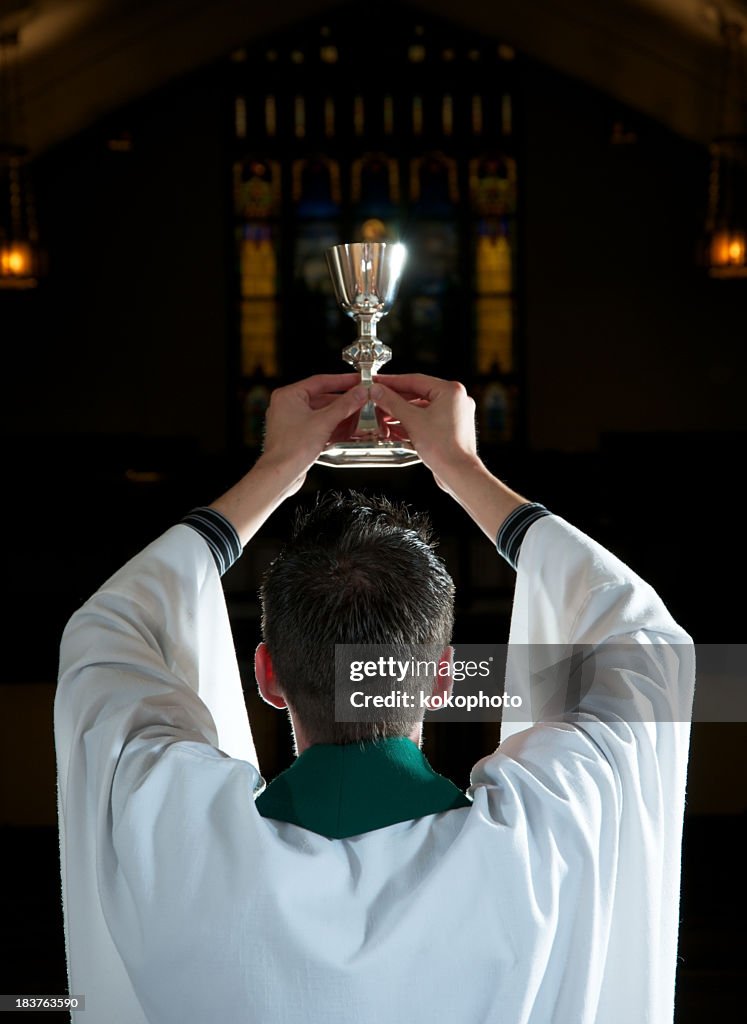 Padre no Manto Benção Vinho da Comunhão