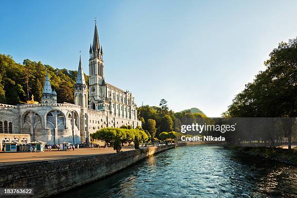 cathedral of lourdes, frankreich - lourdes stock-fotos und bilder