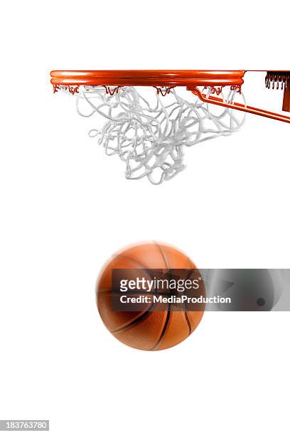 basketball hoop netto und ball auf weiß - basket ball stock-fotos und bilder