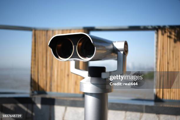 observation binoculars - ponto de vista de binóculo imagens e fotografias de stock