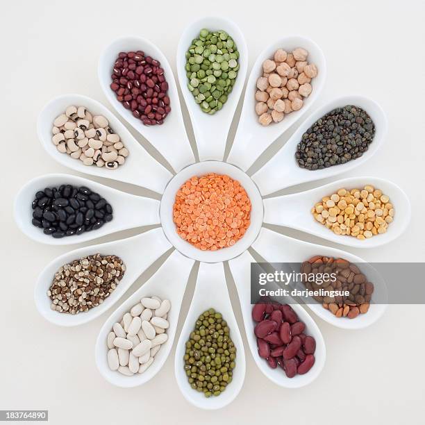 spoons con frijoles, lentejas y guisantes - legumes fotografías e imágenes de stock