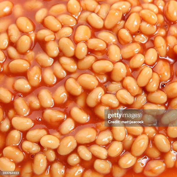 baked beans - gebakken bonen stockfoto's en -beelden