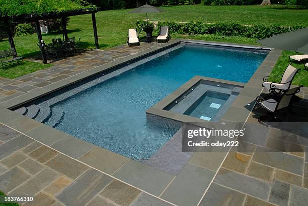 piscina con losa - loseta fotografías e imágenes de stock