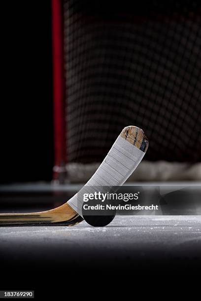 disco de hóquei no gelo e palito - ice hockey stick - fotografias e filmes do acervo