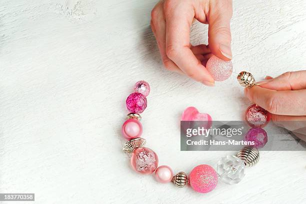 perline fatti in casa gioielli, che erano un hobby - bead foto e immagini stock