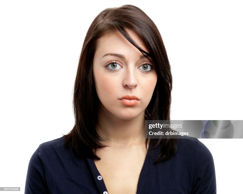 Grave jeune femme regardant la caméra avec un visage sans Expression