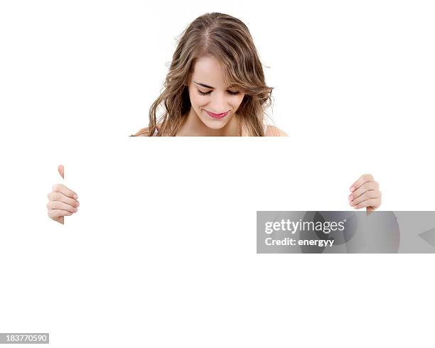 mujer joven con cartel en blanco - person holding blank sign fotografías e imágenes de stock