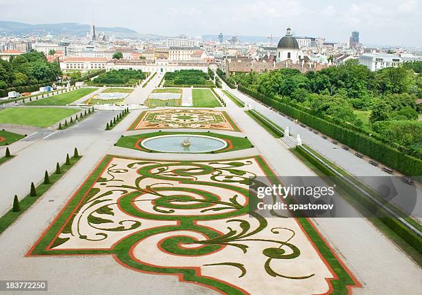 belvedere palace und seine schönen gärten - palacio stock-fotos und bilder