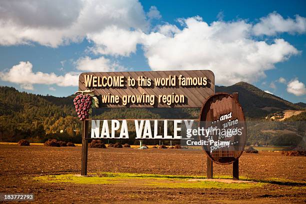 états-unis, en californie, près de napa, panneau de bienvenue vignoble - napa californie photos et images de collection