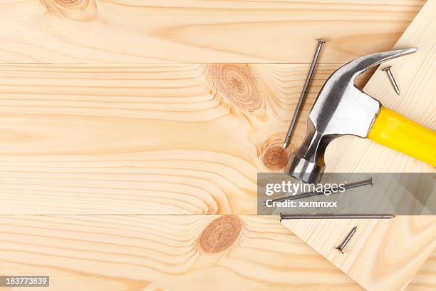 martillo y clavos - clavo herramienta de trabajo fotografías e imágenes de stock