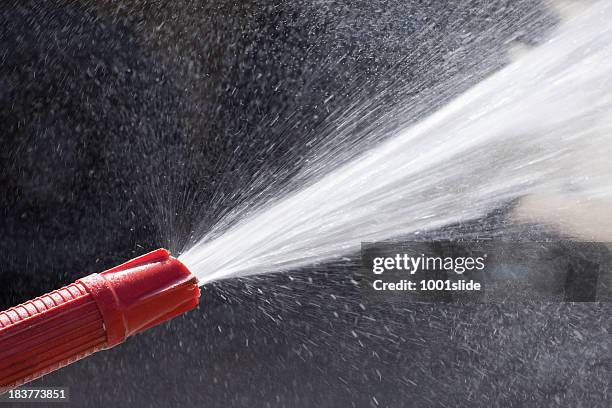 boquilla de agua: la pulverización - presión fotografías e imágenes de stock