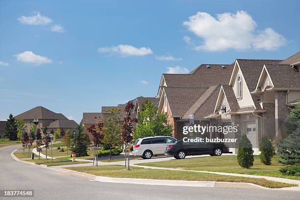 modern residential urban sprawl - buitenwijk stockfoto's en -beelden