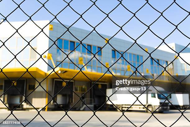 moderno centro di logistica - recinto foto e immagini stock