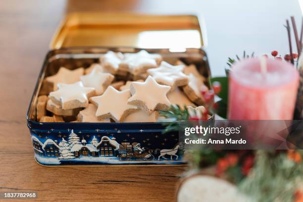 freshly baked cinnamon star christmas cookies in a can. - biscuit tin stock pictures, royalty-free photos & images