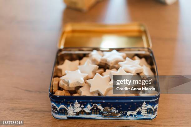 freshly baked cinnamon star christmas cookies in a can. - biscuit tin stock pictures, royalty-free photos & images