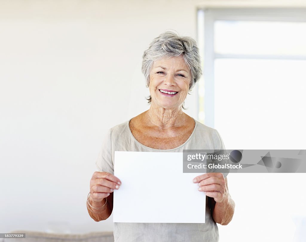 Frau holding Blatt Papier
