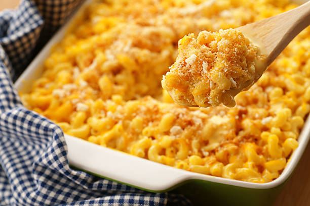 baked macaroni and cheese - baked mac and cheese stock pictures, royalty-free photos & images