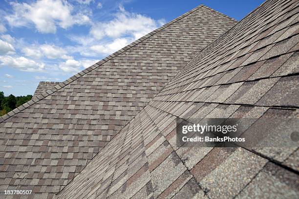new shingled roof with blue sky background - dakdekker stockfoto's en -beelden