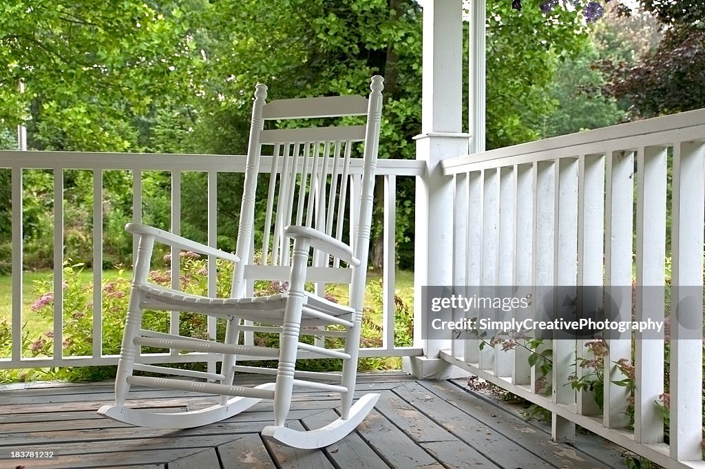 White Schaukelstühlen auf der Veranda