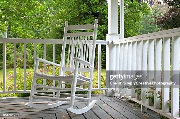 white schaukelstühlen auf der veranda - schaukelstuhl stock-fotos und bilder