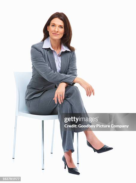 bela empresária sentado na cadeira - business woman sitting imagens e fotografias de stock