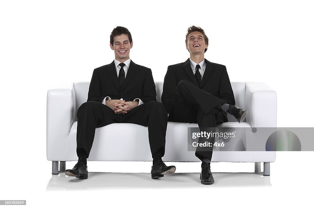 Zwei Geschäftsleute sitzen auf einem Sofa