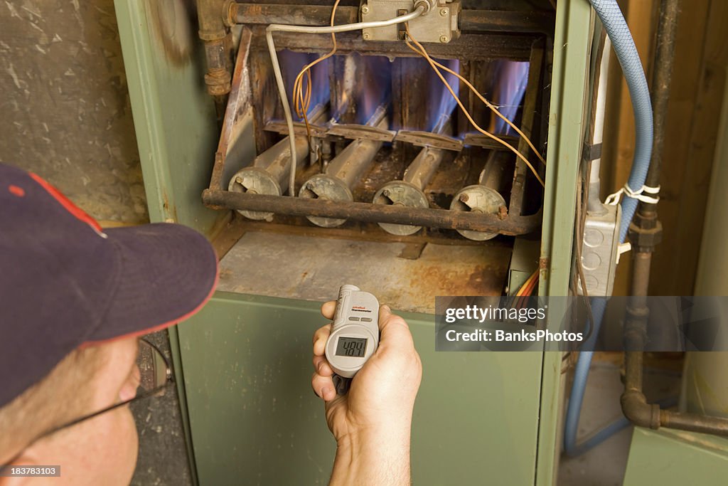 Empreiteiro de Reparações com Termómetro de infravermelhos Digital verificações de temperatura do forno de saída de gás