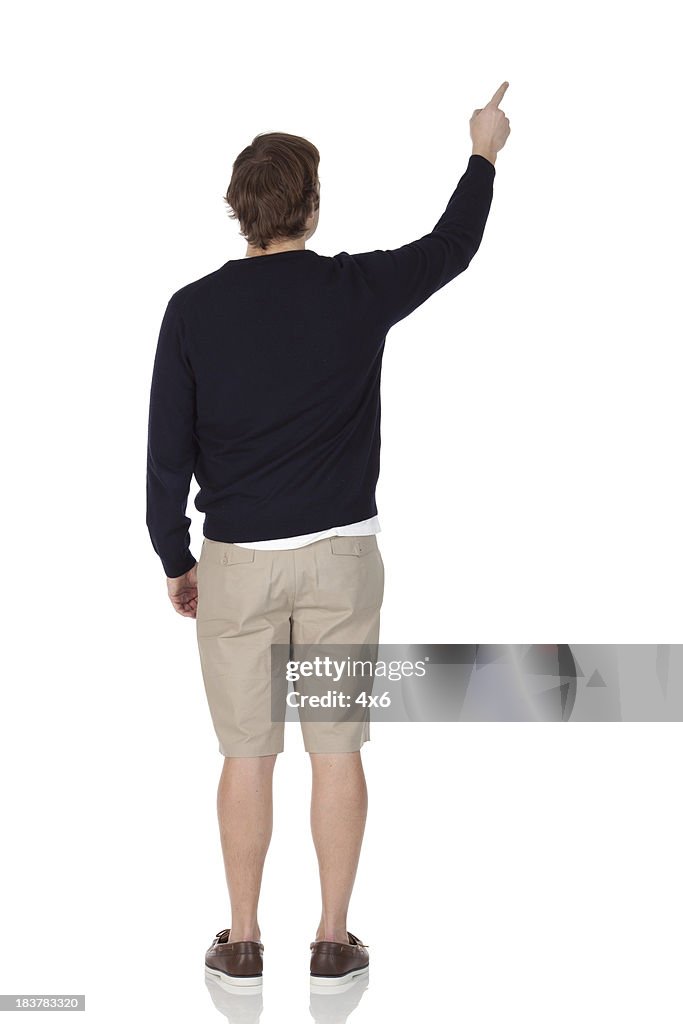 Vista traseira de um homem apontando com o dedo