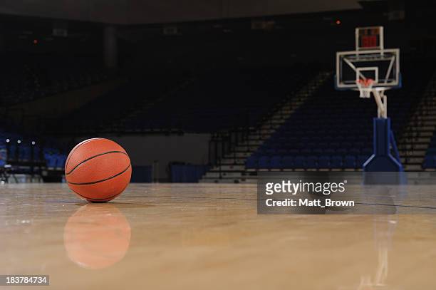 ball and basketball court - basketball floor stockfoto's en -beelden