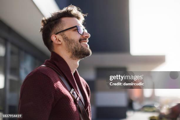 retrato de un joven feliz contemplando al aire libre - honda center fotografías e imágenes de stock