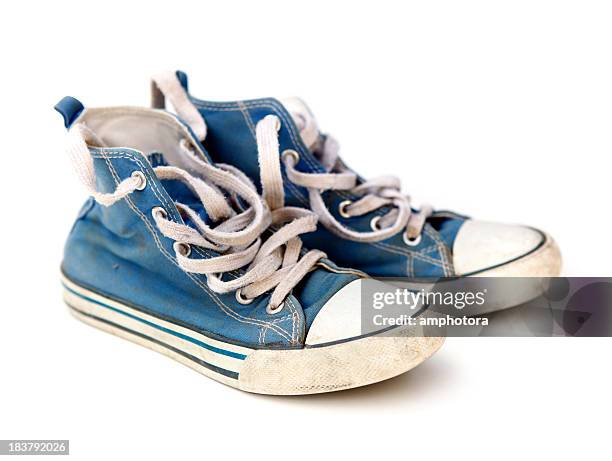 blue sneakers - blauwe schoen stockfoto's en -beelden