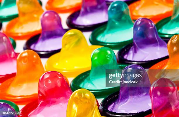 preservativos en colores - condón fotografías e imágenes de stock