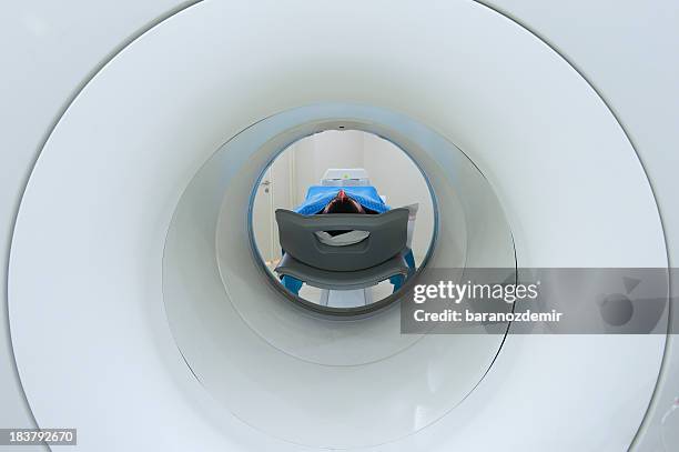 mann bekommen tomography scan - pet scan machine stock-fotos und bilder