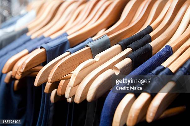 perchas, azul vestidos - clothes rack fotografías e imágenes de stock